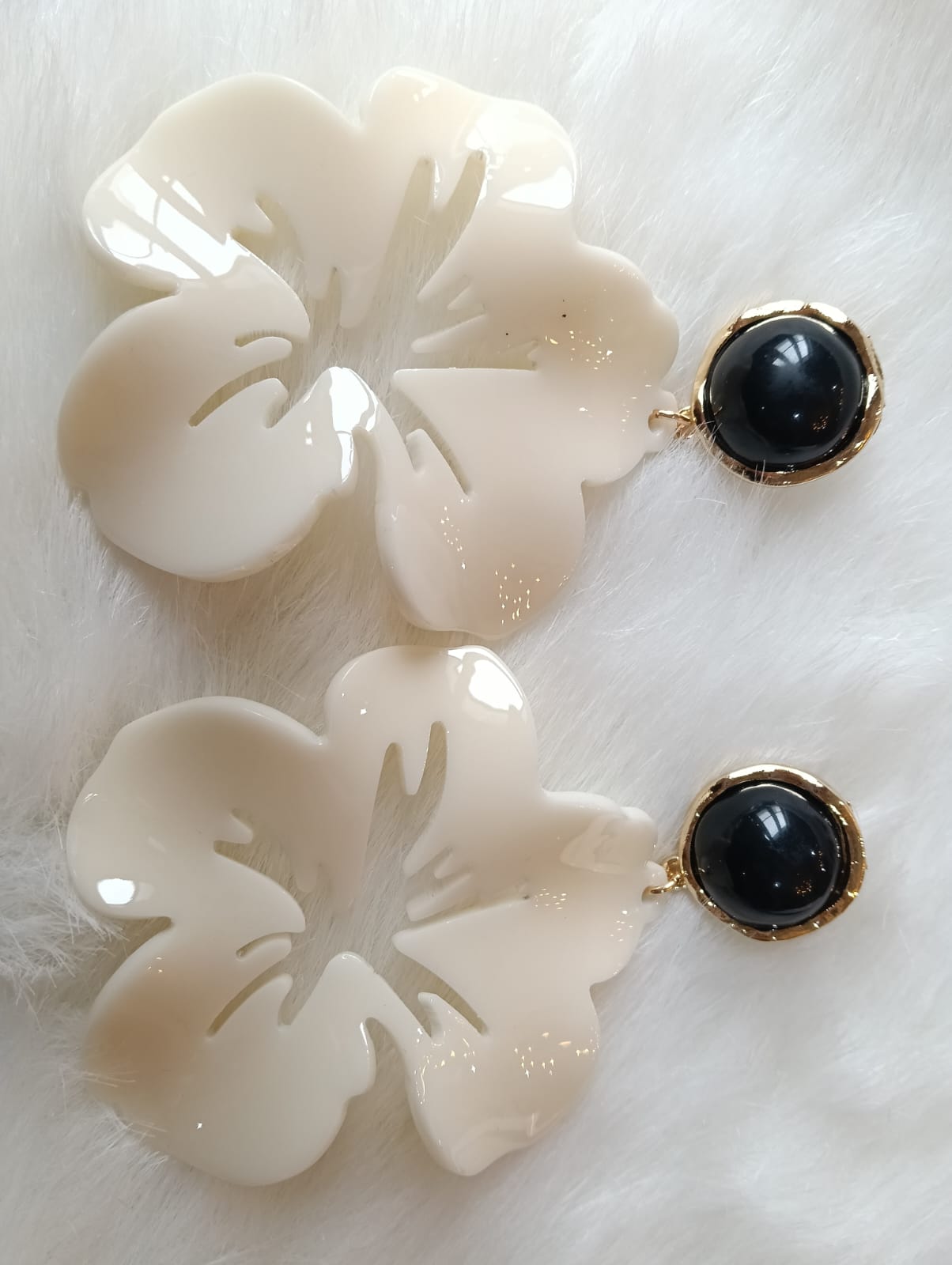Aros Flor Blanco con Perla Negra