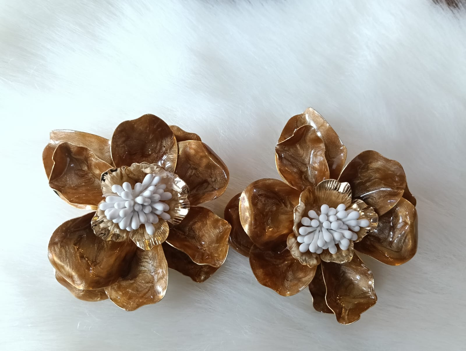 Aros Flor Dorado con Blanco