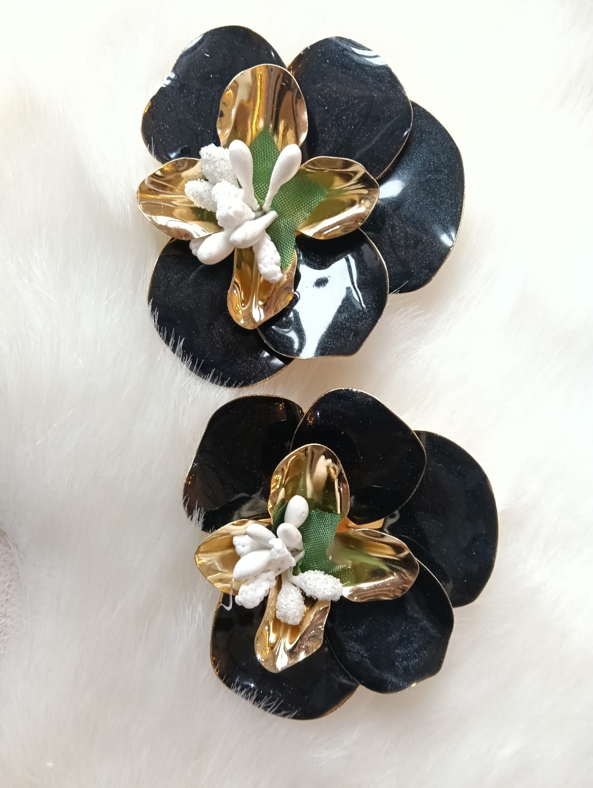 Aros Flor Negro con dorado