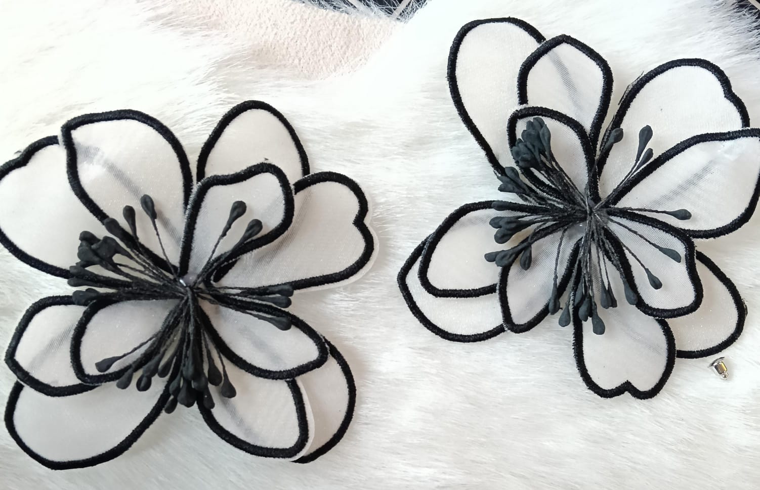 Aros Flor Blanco con Negro Tela