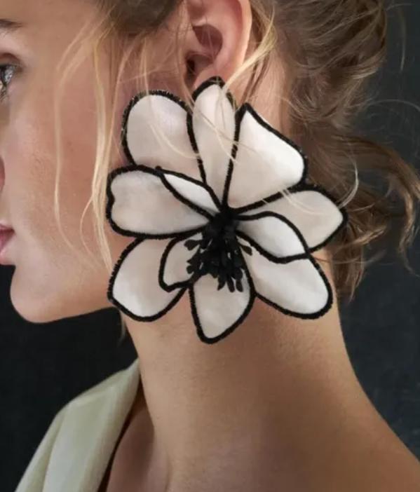 Aros Flor Blanco con Negro Tela